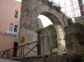 Arco onorario
della Via Appia
a Terracina
(15613 bytes)